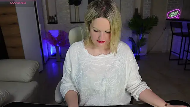 Snapshot of MariemLui chatting on April 2026 03:09:02 PM MariemLui online show from April 2026 03:09:02 PM