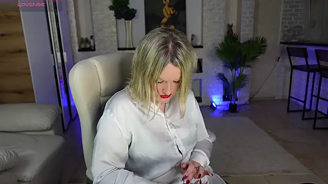 Snapshot of MariemLui chatting on April 2026 02:40:01 PM MariemLui online show from April 2026 02:40:01 PM