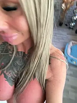 Snapshot of dutchbarbie chatting on April 2026 06:10:01 PM dutchbarbie online show from April 2026 06:10:01 PM