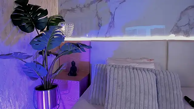 ValSmith  online show from November 2025 03:42:02 AM