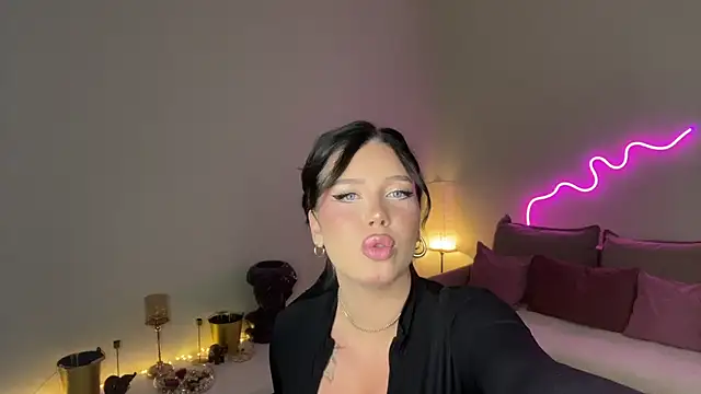 Snapshot of mistress_of_hearts chatting on May 2026 07:34:02 PM mistress of hearts online show from May 2026 07:34:02 PM