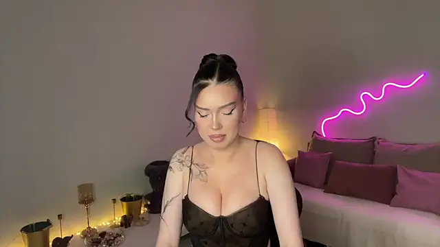 Snapshot of mistress_of_hearts chatting on May 2026 06:58:01 PM mistress of hearts online show from May 2026 06:58:01 PM
