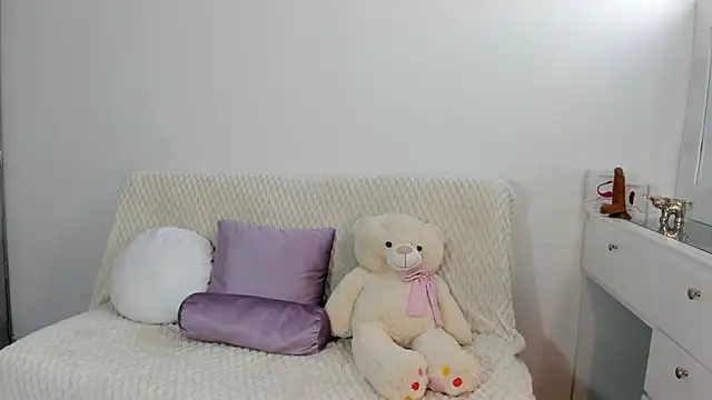 miaravel  online show from December 2025 05:52:01 PM