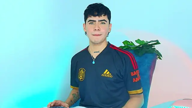 CamiiGuzmanX online show from November 2025 07:36:02 PM