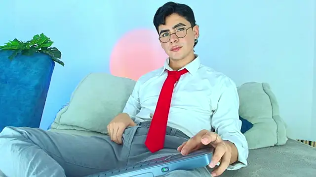 CamiiGuzmanX online show from November 2025 08:42:02 PM