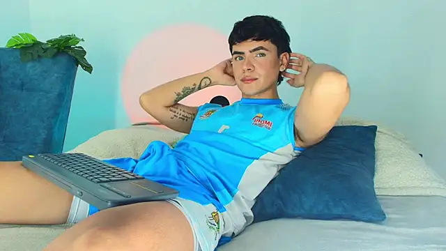 CamiiGuzmanX online show from November 2025 08:55:01 PM