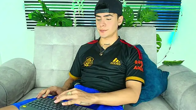 CamiiGuzmanX online show from February 2026 08:07:02 PM