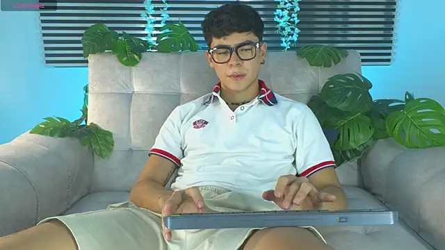 Snapshot of CamiiGuzmanX chatting on June 2026 09:35:01 PM CamiiGuzmanX online show from June 2026 09:35:01 PM
