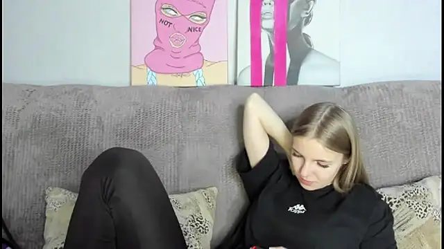 HitGyrl online show from November 2025 01:18:01 AM