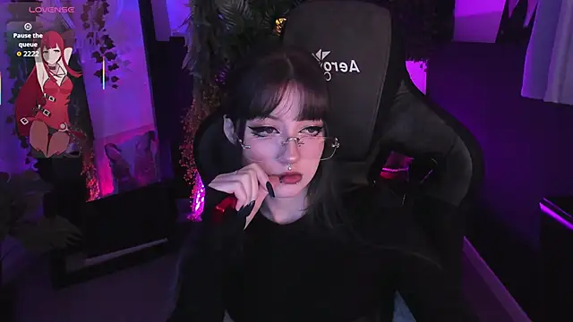 LiliLuna online show from February 2026 04:03:02 PM