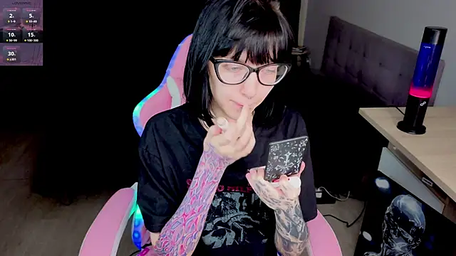 HazelTompson online show from April 2026 01:01:02 PM