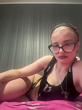 Snapshot of Larra69 chatting on June 2026 04:39:02 PM Larra69 online show from June 2026 04:39:02 PM