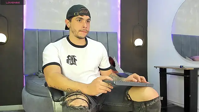 Liam walk  online show from November 2025 08:20:02 PM