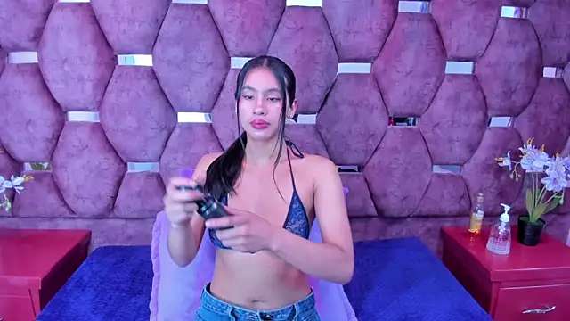 Miaa Davis  online show from December 2025 03:02:02 AM