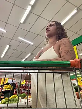 Chloe Leaozinho online show from February 2026 02:00:02 PM