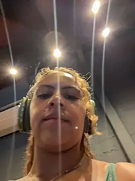 Chloe Leaozinho online show from February 2026 04:05:02 PM