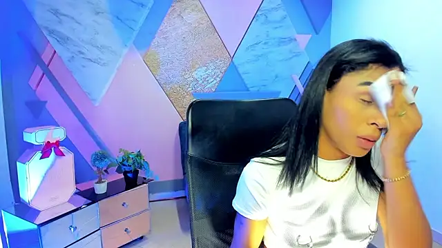 keytinthomson  online show from October 2025 07:48:02 PM