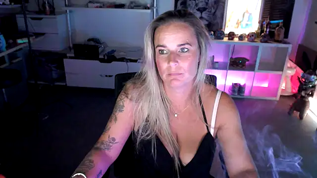 Mrs-Aurora online show from October 2025 08:15:01 PM