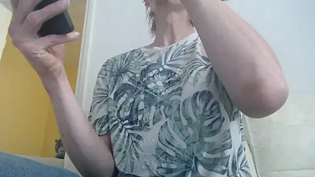 Snapshot of k74robert chatting on November 2025 09:43:01 AM k74robert online show from November 2025 09:43:01 AM