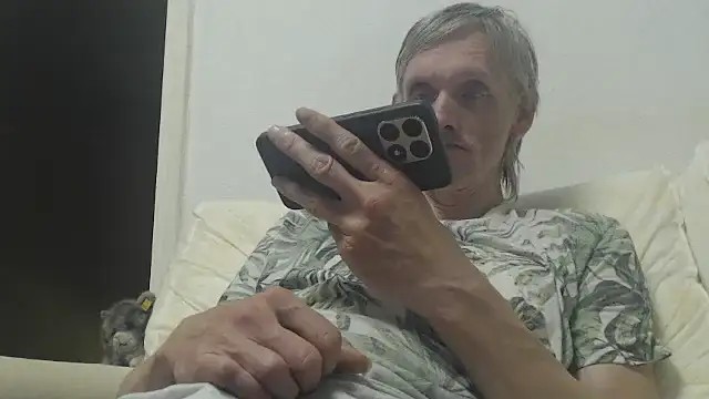 Snapshot of k74robert chatting on November 2025 09:48:01 PM k74robert online show from November 2025 09:48:01 PM