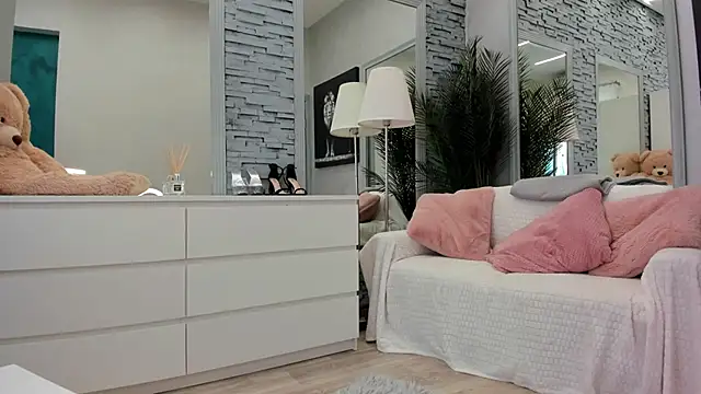 Reina Cummings online show from June 2026 06:41:01 AM