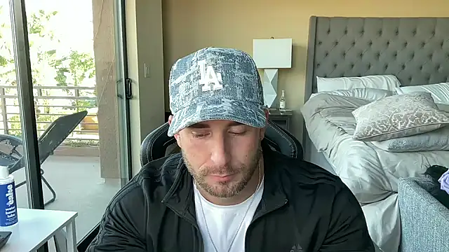 brettmycles28 online show from October 2025 10:58:01 PM