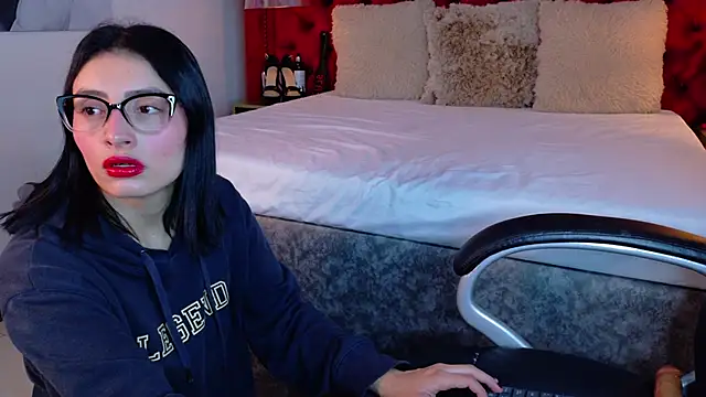 Snapshot of ZaraGold chatting on December 2025 12:18:02 AM ZaraGold online show from December 2025 12:18:02 AM