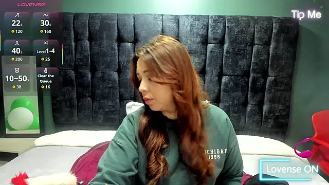 Isa Thompson   online show from October 2025 03:17:01 AM