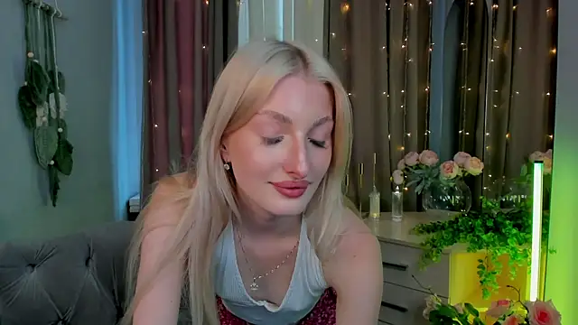 Snapshot of Sarrah_blush chatting on September 2025 02:17:01 PM Sarrah blush online show from September 2025 02:17:01 PM