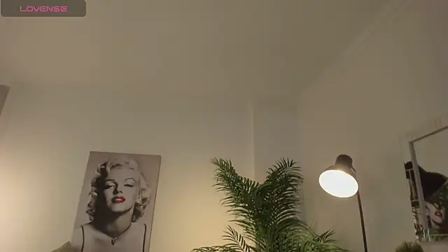 Snapshot of LUNAA___ chatting on November 2025 03:38:01 AM LUNAA online show from November 2025 03:38:01 AM