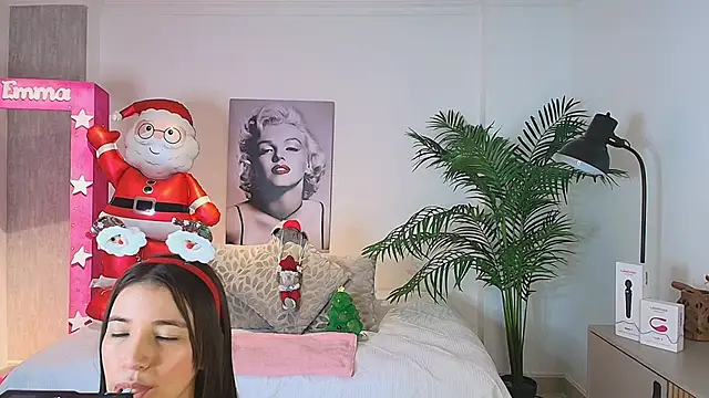 Snapshot of LUNAA___ chatting on December 2025 03:55:01 AM LUNAA online show from December 2025 03:55:01 AM