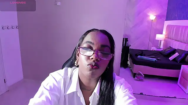 ReinaMiah online show from November 2025 04:22:02 AM