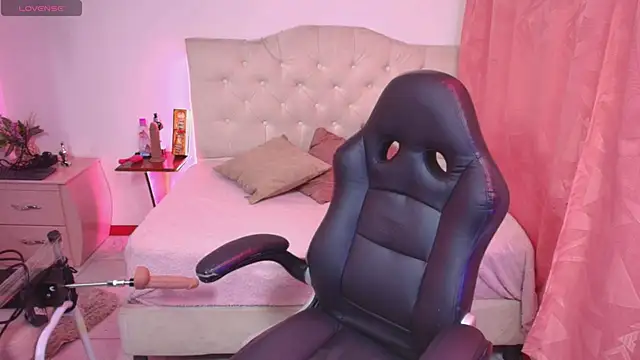 lailahdark online show from November 2025 04:45:02 AM