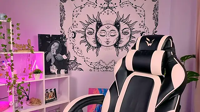 Charlotte Colinss online show from September 2025 04:25:01 AM