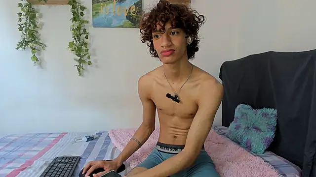 Snapshot of Peterfrost19 chatting on September 2025 04:18:02 PM Peterfrost19 online show from September 2025 04:18:02 PM