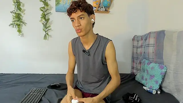 Snapshot of Peterfrost19 chatting on October 2025 10:05:01 PM Peterfrost19 online show from October 2025 10:05:01 PM