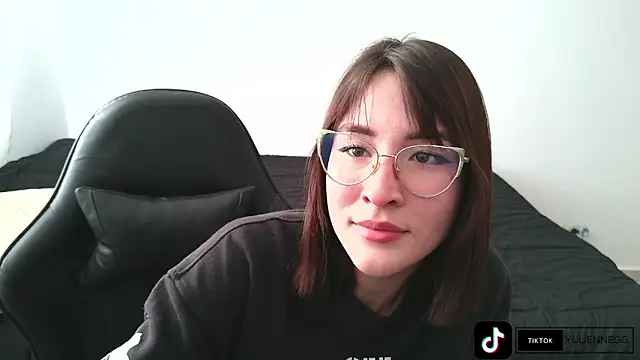 Snapshot of Yulienneg chatting on October 2025 09:23:01 PM Yulienneg online show from October 2025 09:23:01 PM