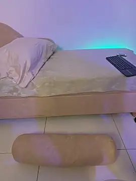 Mia wee online show from April 2026 01:48:02 PM