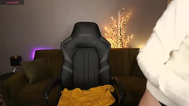 LilElfie online show from November 2025 01:51:01 PM