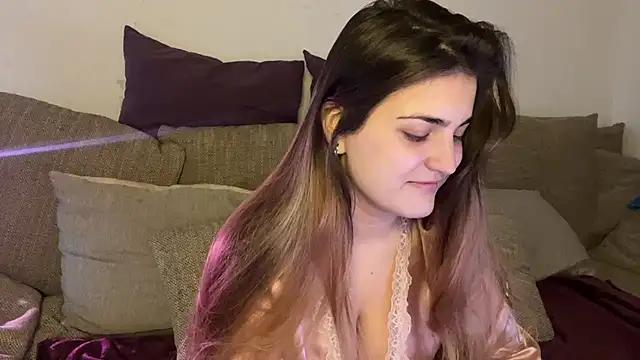 Snapshot of Vivalenti_Kiss chatting on November 2025 12:27:02 PM Vivalenti Kiss online show from November 2025 12:27:02 PM