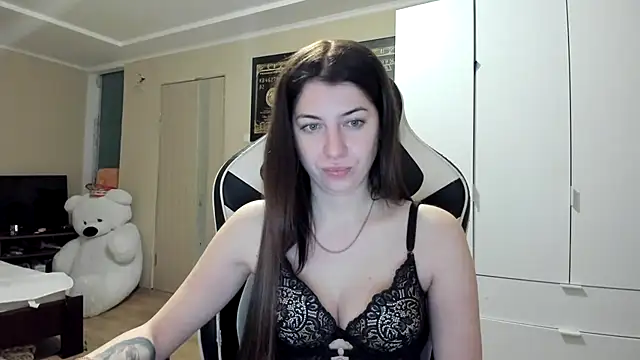 EmiLovsi online show from December 2025 04:12:02 PM