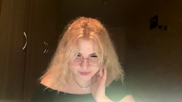 Snapshot of sunshinyflash chatting on November 2025 06:28:02 PM sunshinyflash online show from November 2025 06:28:02 PM