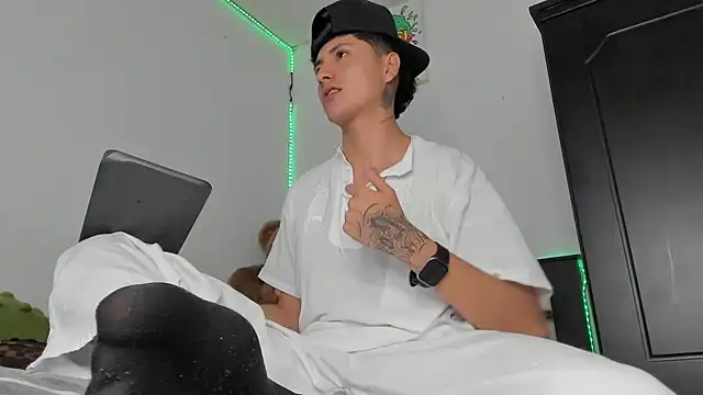 Snapshot of Mateo_Escobar chatting on November 2025 10:52:02 PM Mateo Escobar online show from November 2025 10:52:02 PM