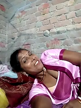 Snapshot of Savita992 chatting on October 2025 10:21:02 PM Savita992 online show from October 2025 10:21:02 PM