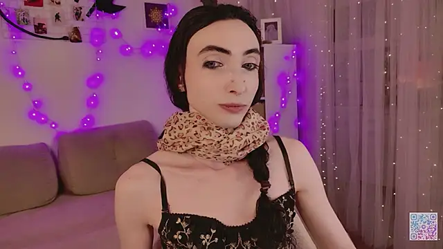 Snapshot of Queen_of_tease chatting on May 2026 02:28:01 AM Queen of tease online show from May 2026 02:28:01 AM
