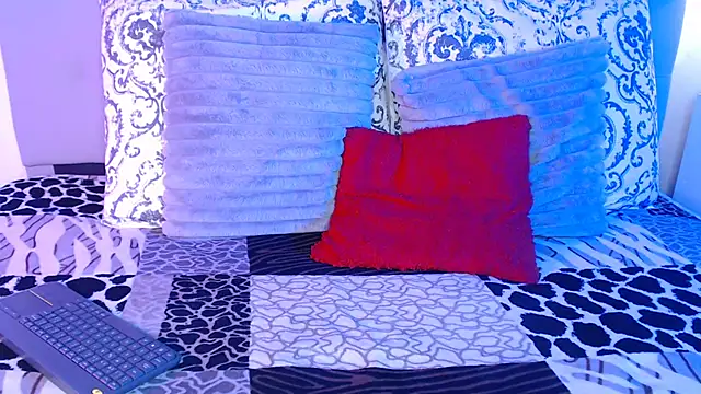 pocahontamoon online show from April 2026 09:39:33 PM