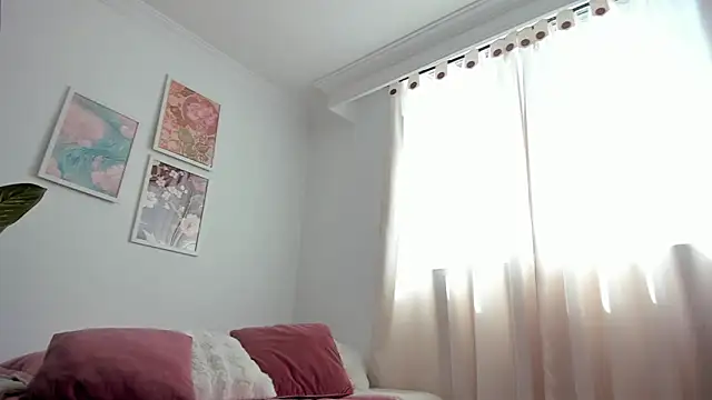 Snapshot of canelleGarces chatting on June 2026 06:25:02 PM canelleGarces online show from June 2026 06:25:02 PM
