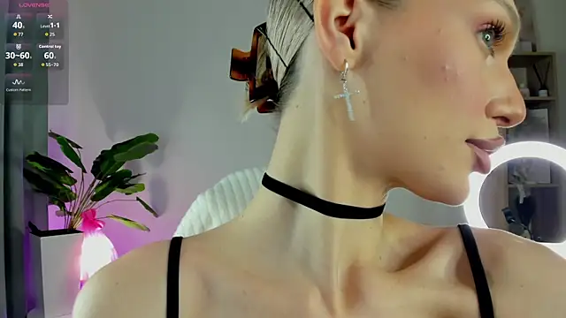 Ice Strawberry online show from April 2026 01:49:01 AM