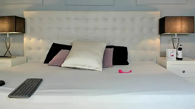 Snapshot of KellyRooss chatting on October 2025 12:00:02 PM KellyRooss online show from October 2025 12:00:02 PM