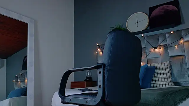 MrFox   online show from March 2026 07:32:02 PM